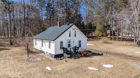 17 Daggett St, Milo, ME 04463