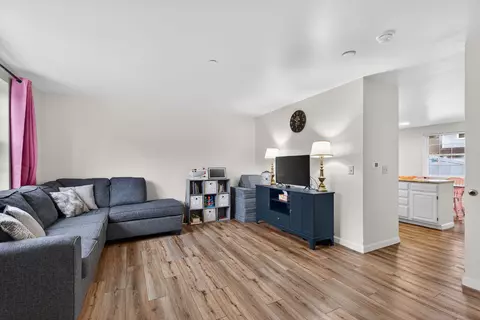 8 Enterprise Dr #8, Brunswick, ME 04011