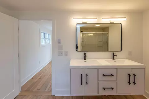Bath - 819 Pleasant Point Rd, Cushing, ME 04563 photo 1 of 5