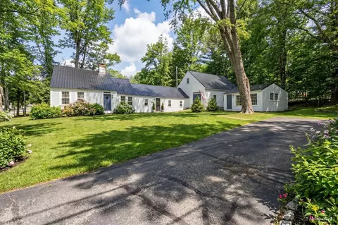 37 Main St, Raymond, ME 04071