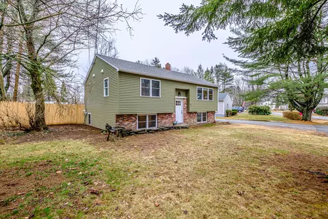 61 Yankee Dr, Yarmouth, ME 04096