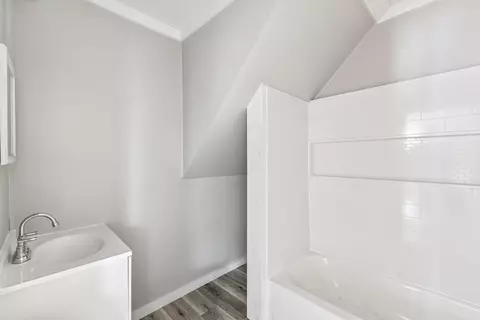 Bath - 569 Middle Rd, Dresden, ME 04342 photo 1 of 2