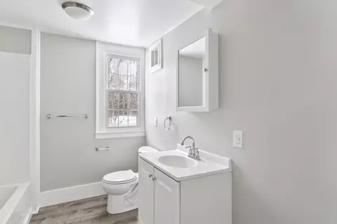 Bath - 569 Middle Rd, Dresden, ME 04342 photo 2 of 2