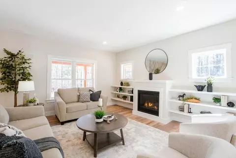 321 Pownal Rd, Freeport, ME 04032