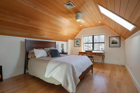 Bedroom - 46 Atlantic Ave, Vinalhaven, ME 04863 photo 6 of 11