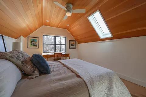 Bedroom - 46 Atlantic Ave, Vinalhaven, ME 04863 photo 11 of 11