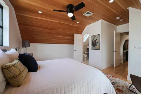 Bedroom - 46 Atlantic Ave, Vinalhaven, ME 04863 photo 8 of 11