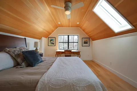 Bedroom - 46 Atlantic Ave, Vinalhaven, ME 04863 photo 7 of 11
