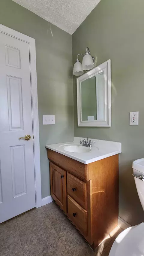 Bath - 1471 B Rd, Hammond, ME 04730 photo 2 of 6