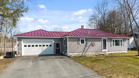 14 Paine St, Winslow, ME 04901