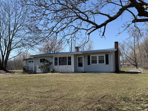 40 Lake View Dr, Rockland, ME 04841