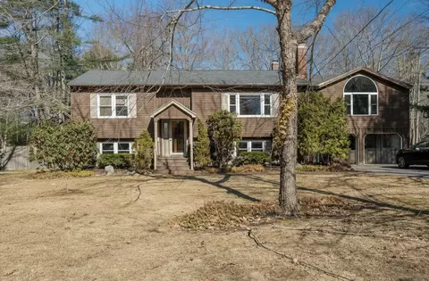 30 Bay Park Dr, Topsham, ME 04086
