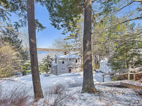 956 Memorial Dr, Winthrop, ME 04364