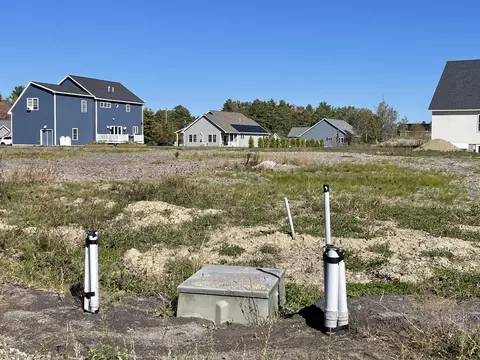 105 Fieldstone Dr, Augusta, ME 04330