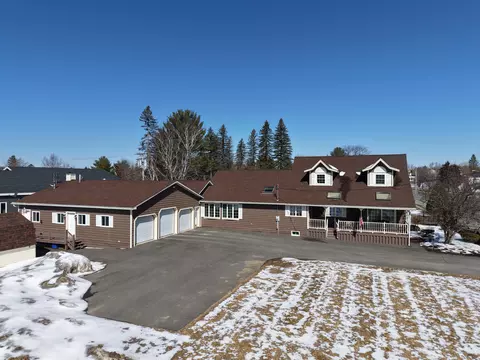 42 Fort St, Mars Hill, ME 04758