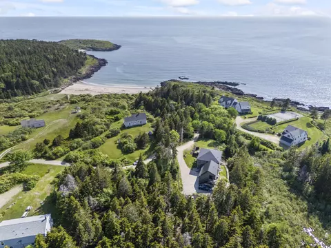 27 Seacrest Cir, Phippsburg, ME 04562