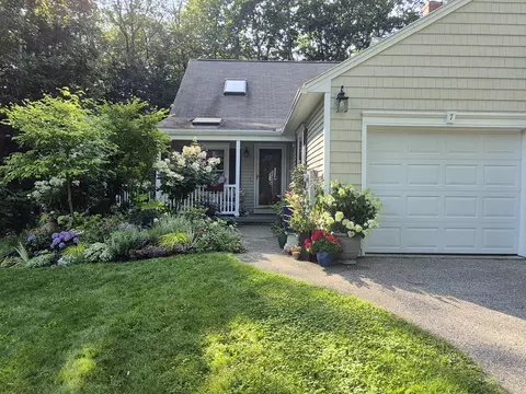 7 Cambridge Ct #7, Kennebunk, ME 04043