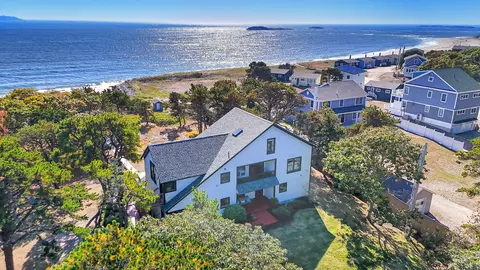 823 Popham Rd, Phippsburg, ME 04562
