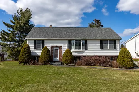 24 Laurel Circle Cir, Bangor, ME 04401