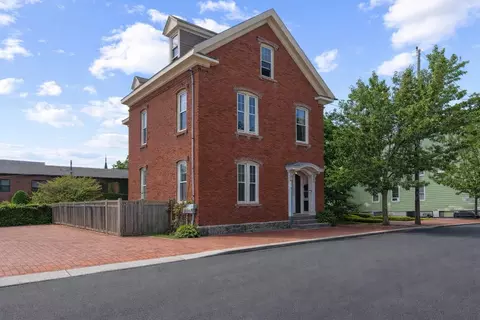 12 Smith St, Portland, ME 04101
