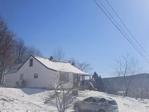 32 Front St, Sumner, ME 04292
