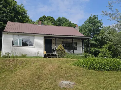 32 Front St, Sumner, ME 04292