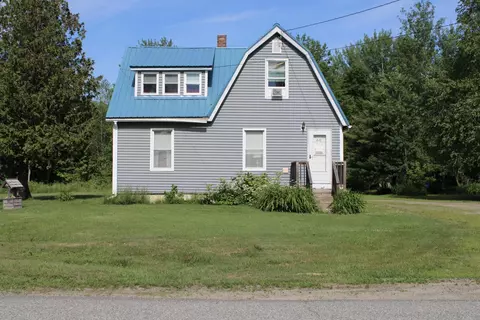 60 Penobscot Ave, Howland, ME 04448