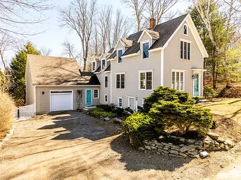 8 Chestnut Hl, Camden, ME 04843
