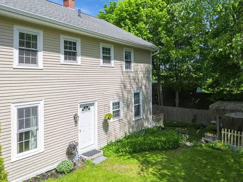 2 Warren St, Hallowell, ME 04347