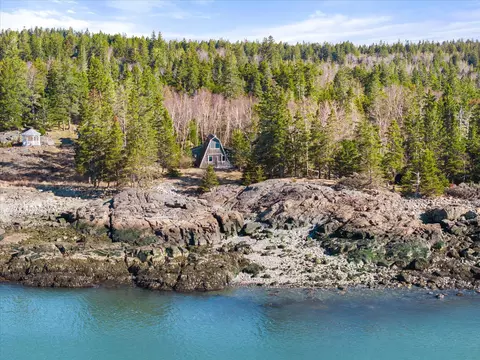 29 Hotel Cove Rd, Harrington, ME 04643