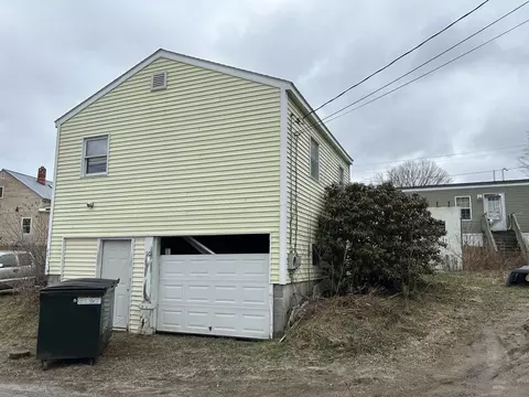 17 Royal St, Winthrop, ME 04364