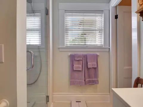 Bath - 553 Main St, Wayne, ME 04284 photo 6 of 6