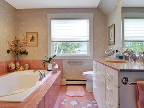 Bath - 553 Main St, Wayne, ME 04284 photo 3 of 6