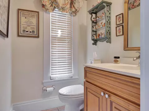 Bath - 553 Main St, Wayne, ME 04284 photo 1 of 6