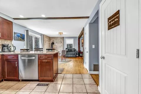 Entry Way - 8 Evergreen Dr, Freeport, ME 04032 photo 2 of 9