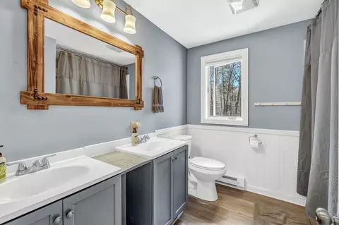 Bath - 8 Evergreen Dr, Freeport, ME 04032 photo 3 of 5