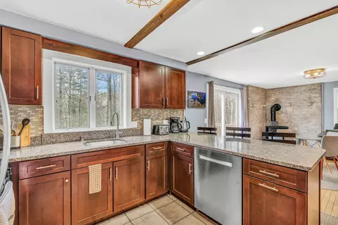 Kitchen - 8 Evergreen Dr, Freeport, ME 04032 photo 2 of 3