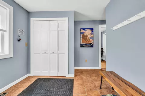 Entry Way - 8 Evergreen Dr, Freeport, ME 04032 photo 4 of 9