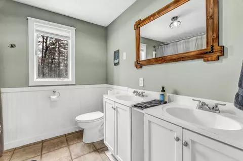 Bath - 8 Evergreen Dr, Freeport, ME 04032 photo 2 of 5