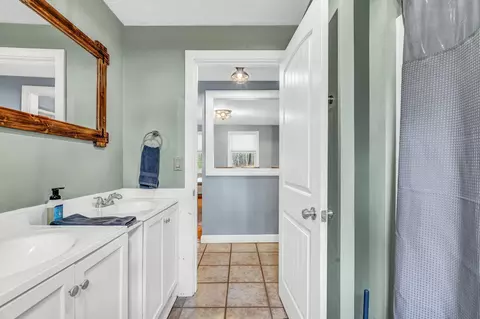 Bath - 8 Evergreen Dr, Freeport, ME 04032 photo 1 of 5
