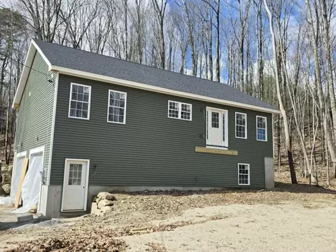 35 Pinewoods Rd, Lewiston, ME 04240