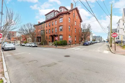 22 Pine St #4, Portland, ME 04102