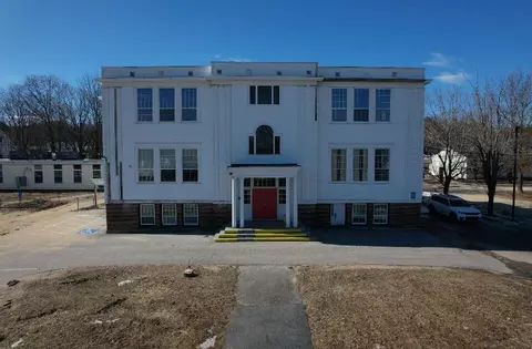 85 Pleasant St, Oxford, ME 04270