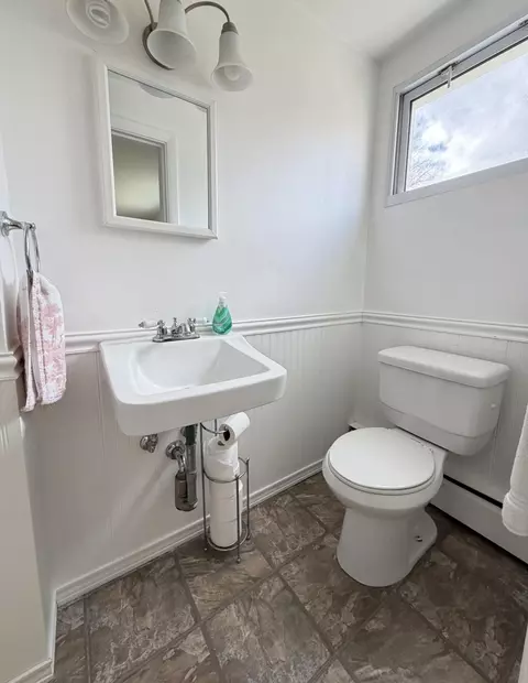 Bath - 123 Fifteenth St, Bangor, ME 04401 photo 4 of 6