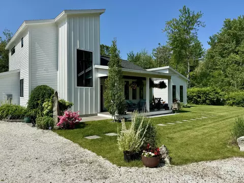 12 Wallace St, Kennebunk, ME 04043