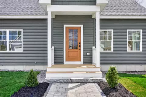 29 Forest Glen Ln, Topsham, ME 04086