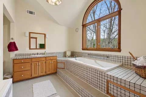 Bath - 556 Main St, Wayne, ME 04284 photo 2 of 5