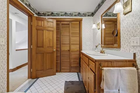 Bath - 556 Main St, Wayne, ME 04284 photo 4 of 5