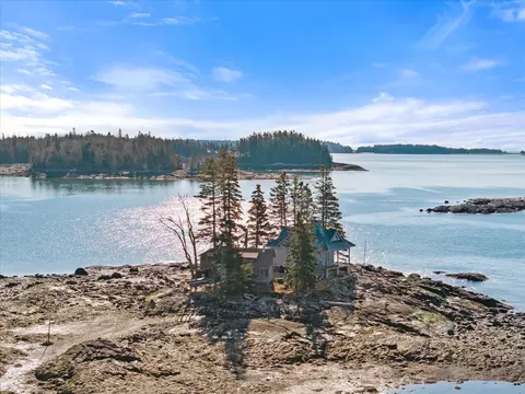9999 Cove Is, Harrington, ME 04643