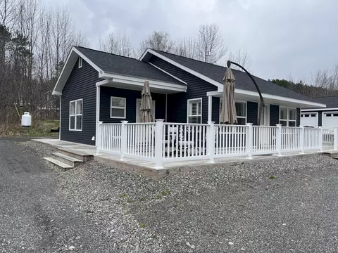 102 Crescent St, Skowhegan, ME 04976